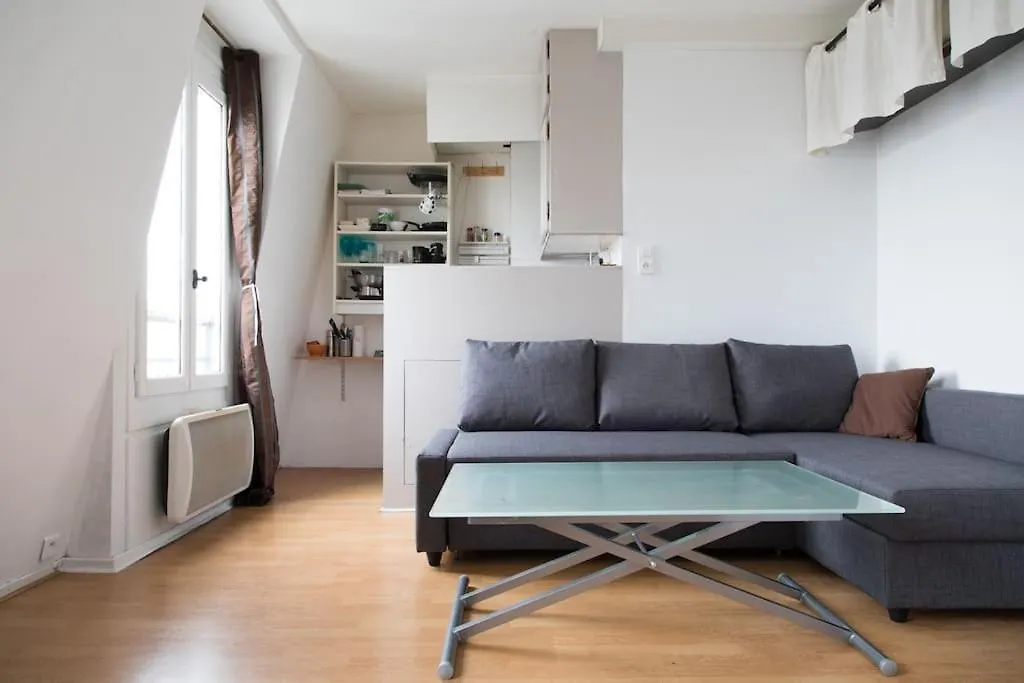 Very Bright Studio 2 Steps From Montmartre location